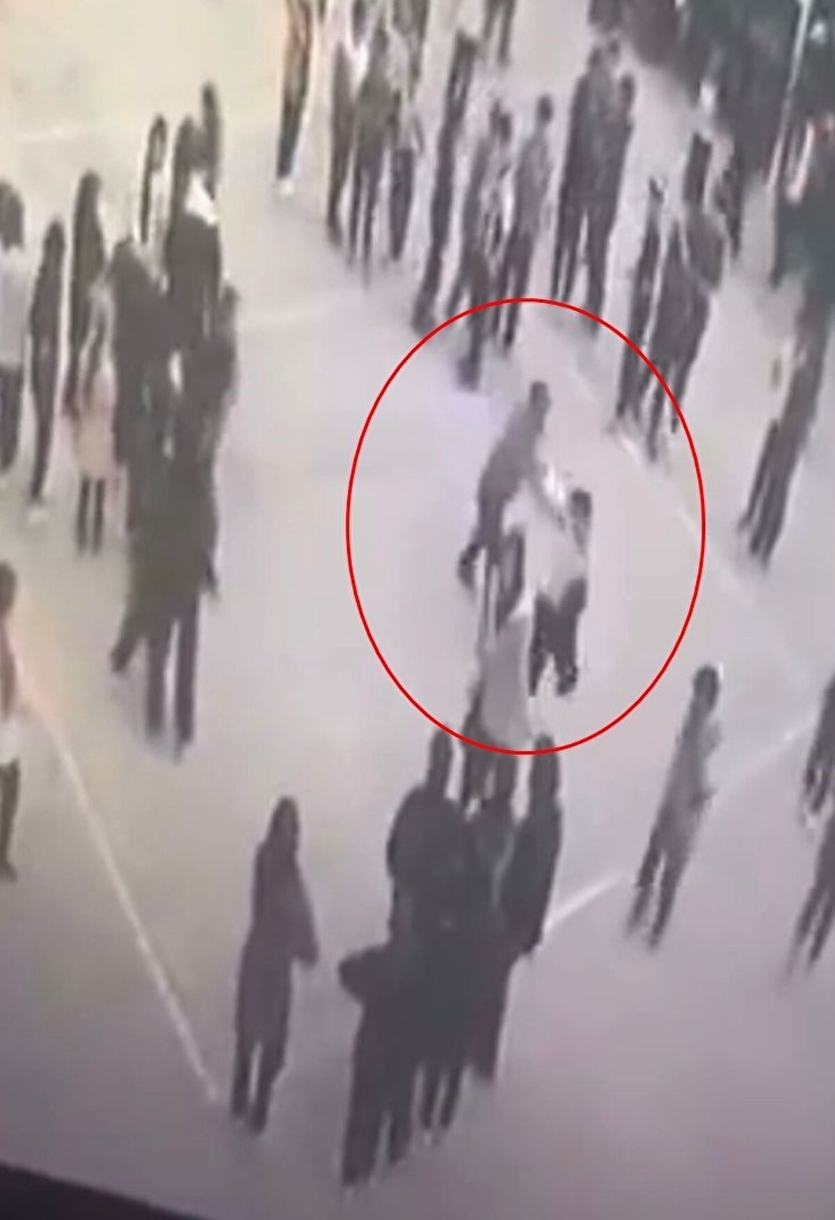 Olayın ardından oğlunun okulunu değiştirdiğini söyleyen Özkan, "Oğlum o dönemde kuzenlerinin şampiyon olması sonucu sevinç gösterisi olarak havaya su atıyor. Su, voleybol sahasının bir ucundaki hocaya gelmiş. Hoca voleybol sahasının bir ucundan gelip, sırtına tekme atıyor, yetmezmiş gibi karnına, tekrar ayağına tekme atıyor. Tüm bunlar da yetmezmiş gibi tokat atıyor. Oğlum yere düşüyor. Bu neyin hırsı? Ben oğlumu bu olaydan sonra zaten okuldan aldım" diye konuştu.