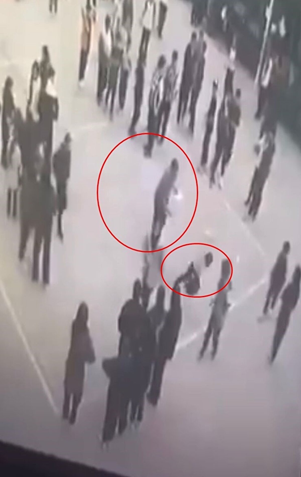 Osmangazi ilçesindeki Süleyman Şah İmam Hatip Ortaokulu'nda 30 Nisan 2024'te düzenlenen voleybol turnuvasında galip gelen kuzeni Kübra (12) ile Zeynep Ö.'nün (12) şampiyonluğunu kutlamak isteyen 6'ncı sınıf öğrencisi E.E.Ö., elinde bulunan pet şişedeki suyu havaya savurdu. Suyun üstüne geldiğini iddia eden beden eğitimi öğretmeni E.B., öğrencisini okul bahçesinde arkadaşlarının gözü önünde tekme tokat dövdü. E.E.Ö. isimli erkek öğrenci, aldığı darbelerin etkisiyle yere düştü. Okulun güvenlik kamerasına yansıyan görüntülerde; öğretmenin koşarak öğrencisine tekme attığı ardından da tokat atıp, iteleyerek yere düşürdüğü görüldü. Darbelerin etkisiyle öğrencinin aksayarak arkadaşlarının yanına gittiği anlar da görüntülere yansıdı.