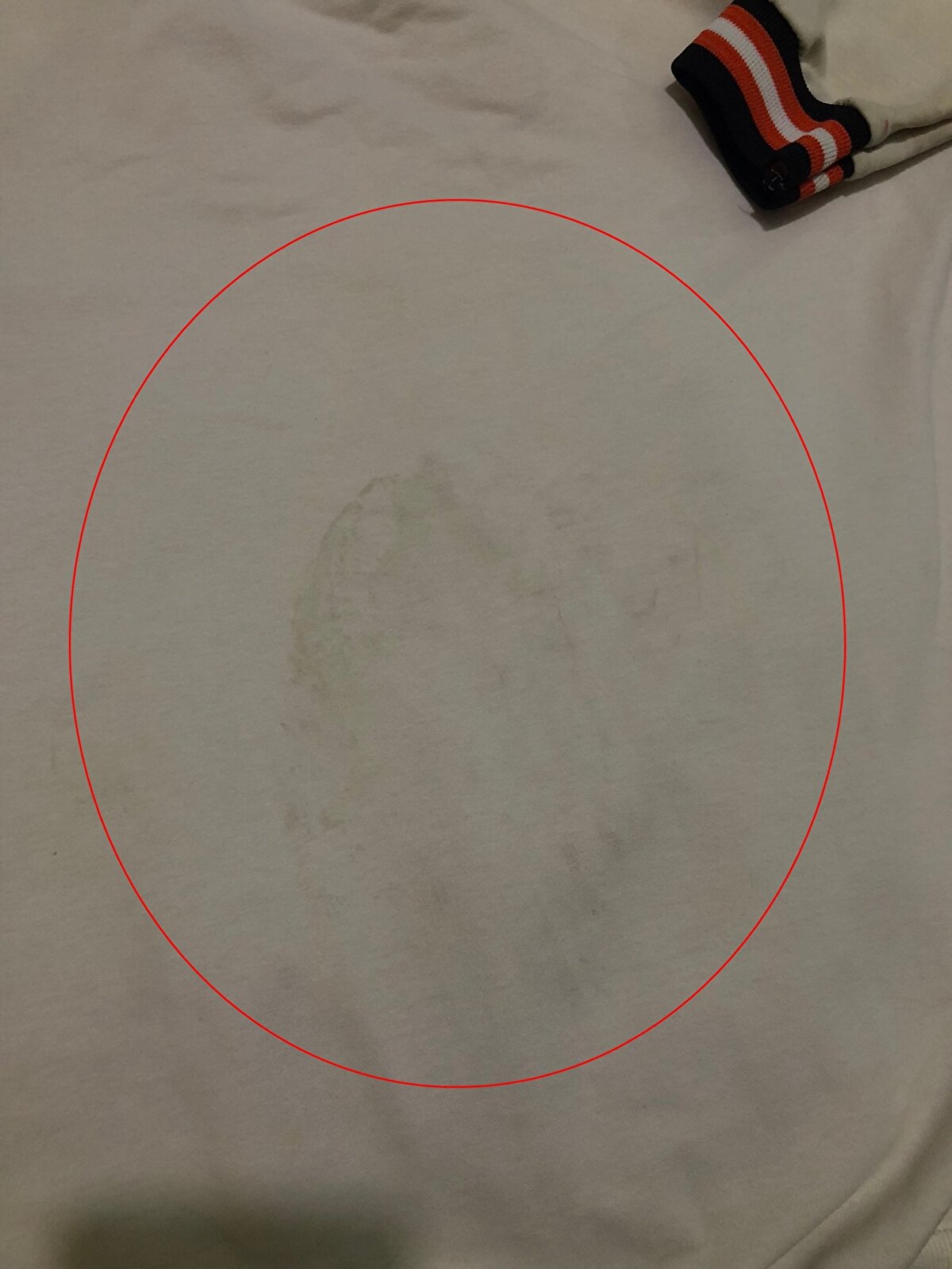 Ailenin şikayeti sonrası E.B. hakkında 'Basit yaralama' suçlamasıyla dava açıldı. Darp anına ilişkin güvenlik kamerası görüntüleri, darp raporu ile çocuğun olay sırasında üstünde bulunan ve öğretmenin tekme atmasıyla ayak izinin çıktığı okul tişörtünün fotoğrafı da dava dosyasına girdi. E.B., Bursa 20'nci Asliye Ceza Mahkemesi'nde 31 Aralık 2024'te görülen duruşmadaki savunmasında, "Üzerime su gelince istemeyerek, bir anlık tepkiyle bacağına bir kez tekme vurdum. İtmiş de olabilirim. Son derece üzgünüm” dedi. Mahkeme, öğretmeni, 1 yıla kadar hapis cezası istemiyle yargılandığı dava sonunda 5 bin 40 lira adli para cezasına çarptırdı.