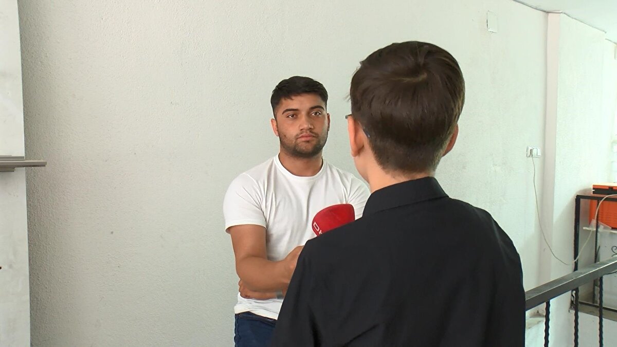 Okulda olayın üstünün kapatıldığını öne süren E.E.Ö., eve gittiğinde yaşadığı ağrılardan dolayı dayanamayıp, olayı ailesine anlattığını ifade etti. E.E.Ö., "Okuldakiler bana, 'Bu olayı sakın ailene söyleme, zaten hiçbir şeyin yok' dediler. 'Hoca bir şey yapmamış, gözü kararmış' dediler. Ondan sonra iki ders kalmıştı. Ben çok kötüydüm. Ailemi bile aramadılar. Kötü olduğum halde, okul çıkışını bekledim. Benim çok canım yanıyordu. En son dayanamadım. Babama söyledim. Olaydan sonra babamlar beni hastaneye götürdü. Acilden rapor aldık. Özellikle belim ve bacağım çok kötü acıyordu. Öğretmene 5 bin 40 lira ceza vermişler. Benim canımın değeri 5 bin lira mıdır" diye konuştu.