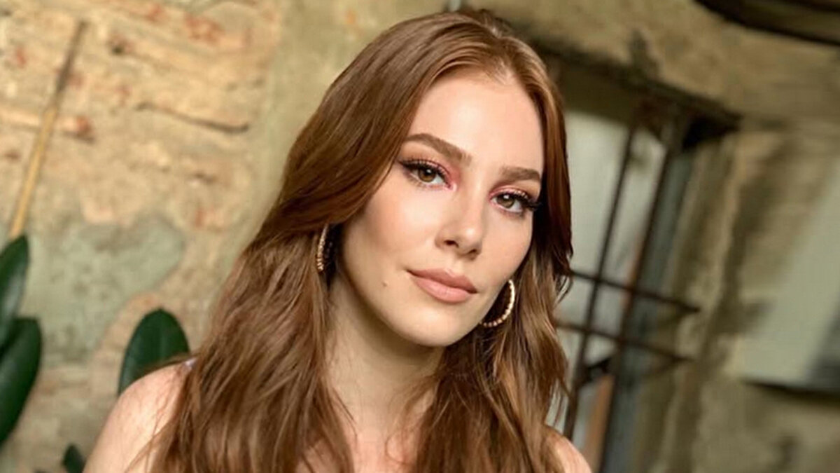 Neler olmuştu?<br><br>Elçin Sangu, Beykoz’daki villasının tadilatı nedeniyle iki yıl önce anlaşma yaptığı firmayla ödeme krizi yaşamıştı. Sangu'nun, 2023'te yaklaşık 400 bin TL tutarındaki yenileme çalışmasının 170 bin TL'sini ödemediği iddia edilmişti.<br><br>O dönem, tadilatı üstlenen firmanın sahibi Abdullah Celal Erol, yazılı sözleşme yapılmadığını, süreç boyunca sürekli ek talepler geldiğini ve ödemelerin geciktiğini belirterek önce icra takibi başlatmış, ardından da İstanbul Anadolu 23. Asliye Hukuk Mahkemesi’nde alacak davası açmıştı.<br><br>Elçin Sangu cephesinden ise uzlaşma adımı gelmişti. Oyuncunun avukatları, anlaşmazlığı çözmek amacıyla firmaya ödeme teklifinde bulunmuştu. Yaşananlarla ilgili konuşan Yunus Özdiken ise sert açıklamalarda bulunarak; "Evimize faydadan çok zarar verdiler. Üstelik bizi; 'basına veririz' diyerek tehdit ettiler. Bu nedenle koruma kararı aldık. Manipülasyon yapıyorlar. Prensip sahibi insanlarız, kimsenin hakkını bizde bırakmayız." demişti.