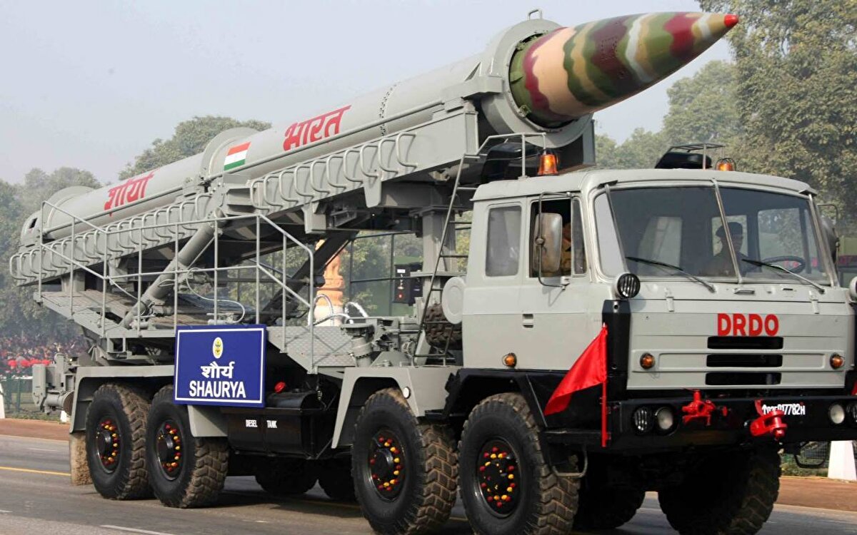 10. Shaurya (Hindistan)<br>💥 Hız: Mach 7.5<br>🎯 İsabet Yeteneği: <10 metre<br>💬 Katı yakıtlı bu füze hem konvansiyonel hem nükleer başlık taşıyabiliyor.