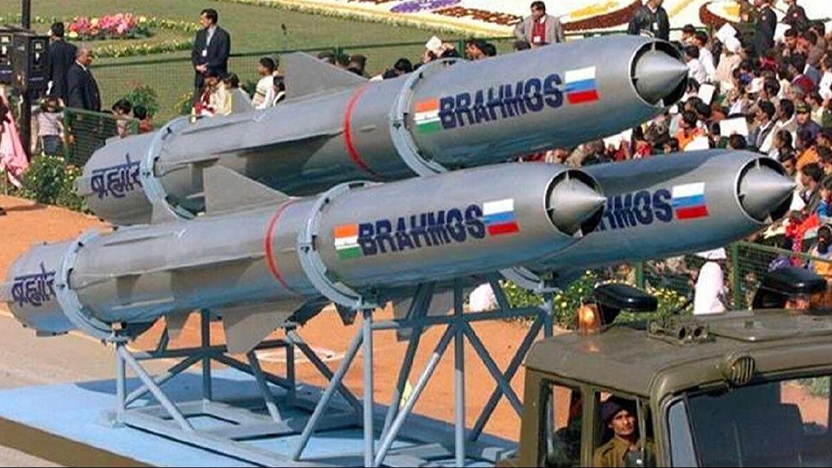 7. BrahMos II (Hindistan-Rusya)<br>💥 Hız: Mach 7+<br>🎯 İsabet Yeteneği: <1 metre<br>💬 Dünyanın en hızlı seyir füzesi olması beklenen BrahMos-II, deniz ve kara hedeflerinde yüksek hassasiyet sunacak.