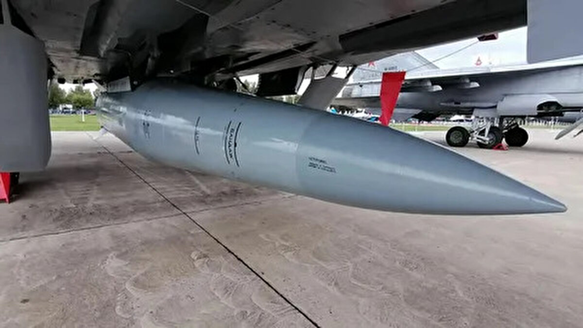 4. Kinzhal (Rusya)<br>💥 Hız: Mach 10<br>🎯 İsabet Yeteneği: <5 metre<br>💬 MiG-31 savaş uçaklarından atılan Kinzhal, hem kara hem deniz hedeflerine karşı kullanılabiliyor.<br><br>