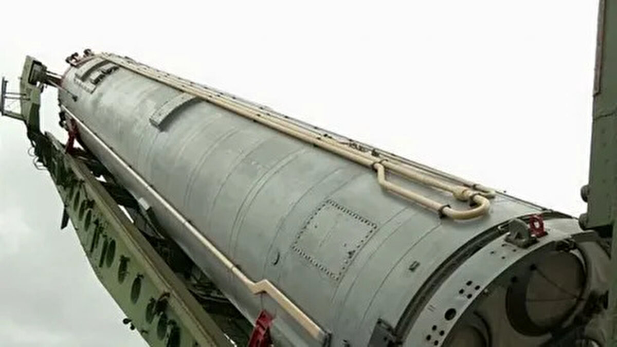 1. Avangard (Rusya)<br>💥 Hız: Mach 20+<br>🎯 İsabet Yeteneği: 1-5 metre CEP<br>💬 Nükleer taşıma kapasitesine sahip bu süzülmeli planör sistemi, atmosferin dışına çıkarak hedefe alçalıyor.<br><br>