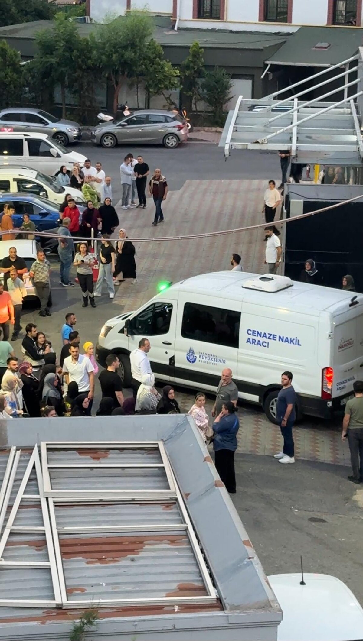 Diğer yandan hastaneye gelen aile yakınları, Büşranur O. ve eşini teselli etmeye çalıştı. Bebeğin cenazesi götürüldüğü sırada annesi 'Oğlum' diye bağırarak feryat etti. Bebeğin ölümünün şüpheli bulunması üzerine konuyla ilgili soruşturma başlatıldı.