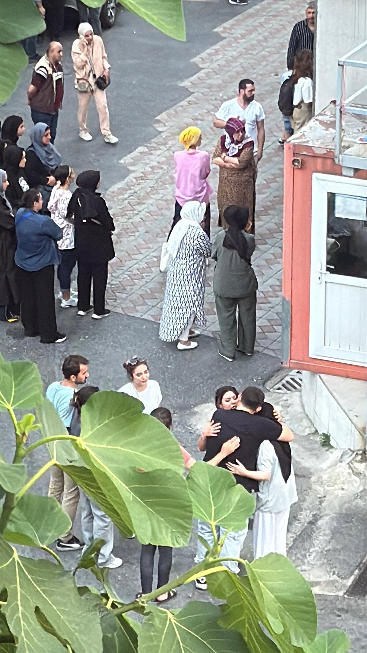 İhbar üzerine kısa sürede olay yerine gelen sağlık ekipleri, Uras Hamza bebeği yaptıkları ilk müdahale sonrasında ambulansla özel hastaneye kaldırarak tedavi altına aldı. Burada müdahalesine devam edilen bebek, kurtarılamayarak hayatını kaybetti. Olayın ardından bebeğin ölüm haberini alan yakınları hastaneye geldi. İhbar üzerine hastaneye polis ekibi sevk edildi.