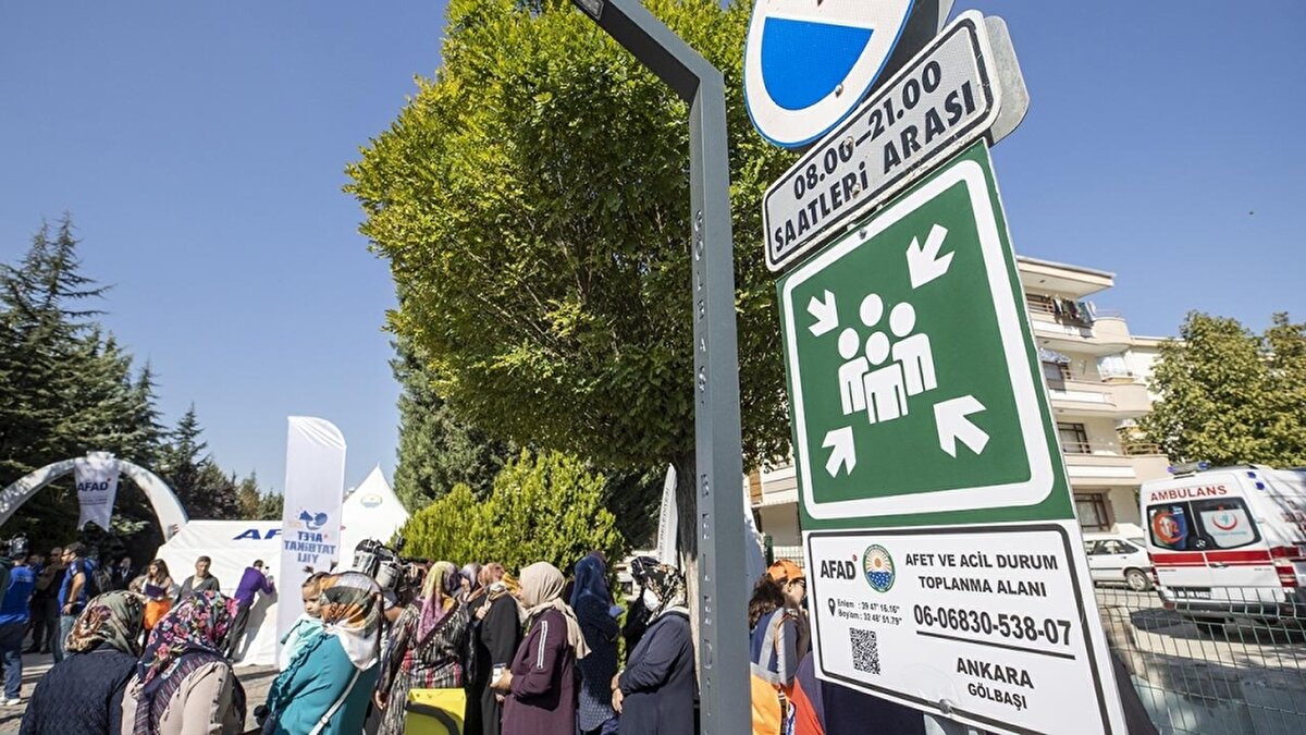 AFAD, toplanma alanlarını hangi kriterlere göre belirliyor?<br><br>Toplanma alanlarının belirlenmesinde şu kriterler dikkate alınıyor:<br><br>Nüfus yoğunluğu<br><br>Ulaşım kolaylığı<br><br>Engelli ve yaşlı bireylerin erişebilirliği<br><br>İkincil afet risklerinden uzak olması (örneğin yangın, su baskını riski)<br><br>Kamuya ait, açık ve düz zeminli alanlar olması