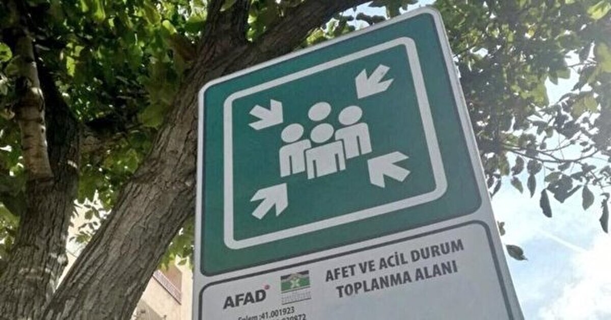 Toplanma alanları nedir ve neden önemlidir?<br><br>Toplanma alanları; deprem, sel, yangın gibi afet anlarında halkın güvenli şekilde bir araya gelebileceği, bilgi paylaşımının sağlanabileceği ve geçici barınma merkezleri kurulana kadar beklenebilecek açık alanlardır. Bu alanlar, paniğin önlenmesi ve doğru yönlendirme yapılabilmesi açısından hayati önem taşır.