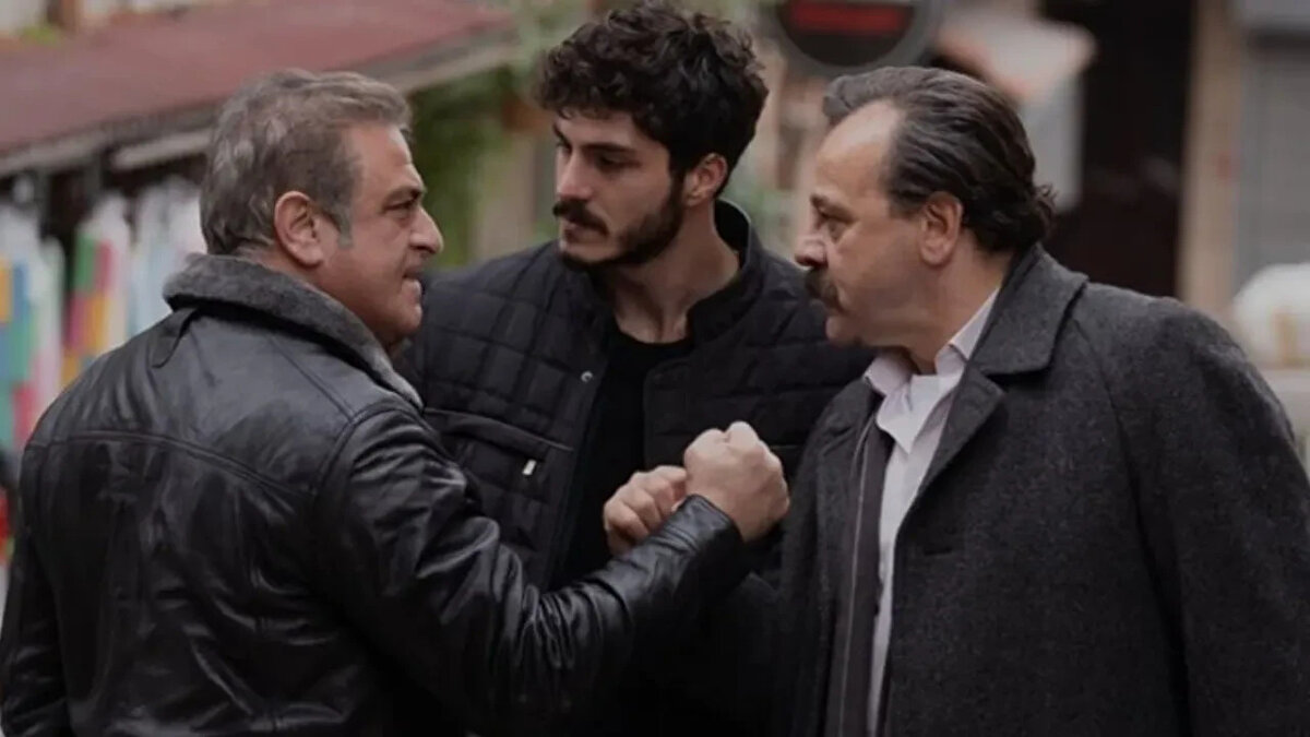 Birsen Altuntaş'ın haberine göre; Gece sahneleri sırasında yemek arası verileceği sırada gerilen Özcan, aniden reji ekibine peş peşe ağır küfürler sarf etti. Yaşanan bu durum sette herkesi şoke etti.