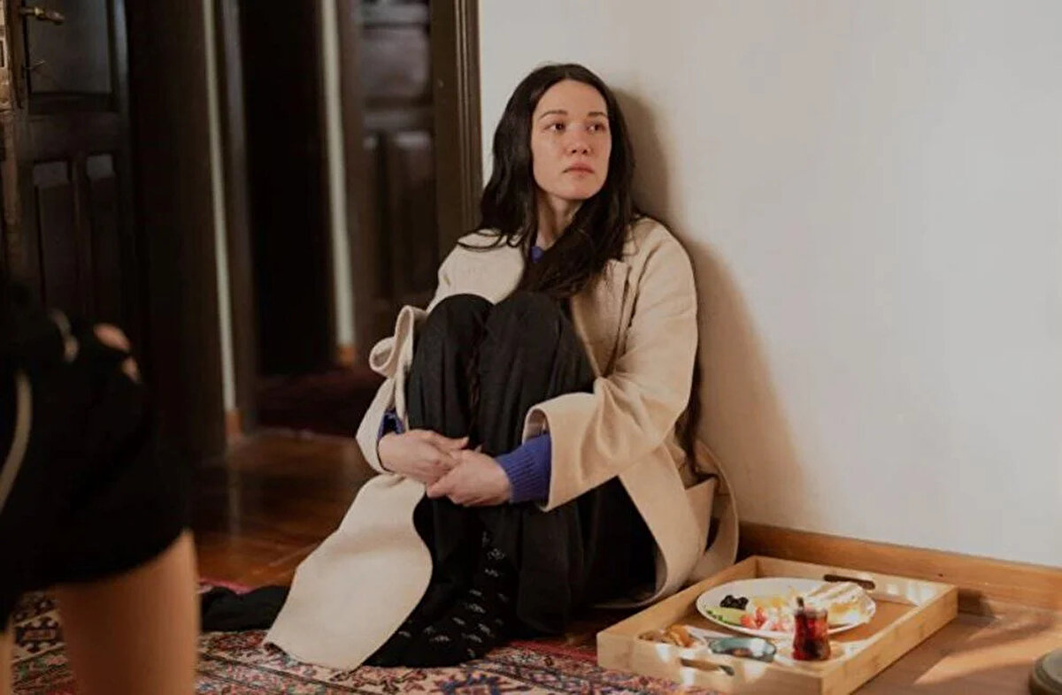 Reha Özcan geçen yıl sonu yaptığı paylaşımda “Size elimizden gelenin en iyisini getirmeye çalışan koca bir ekibiz. Görünmez eller, beyinler görünür yapıyor. Görünmeyenin az olduğu her proje çok izleniyor. Tüm set çalışanlarına minnettarız. Onlar hepimizden zor şartlarda çalışıyor…🙏🌸❤️ Sahipsizler setinde bir çalışanın gözünden…” cümlelerine yer vermişti.<br><br>Kaynak: TGRT Haber