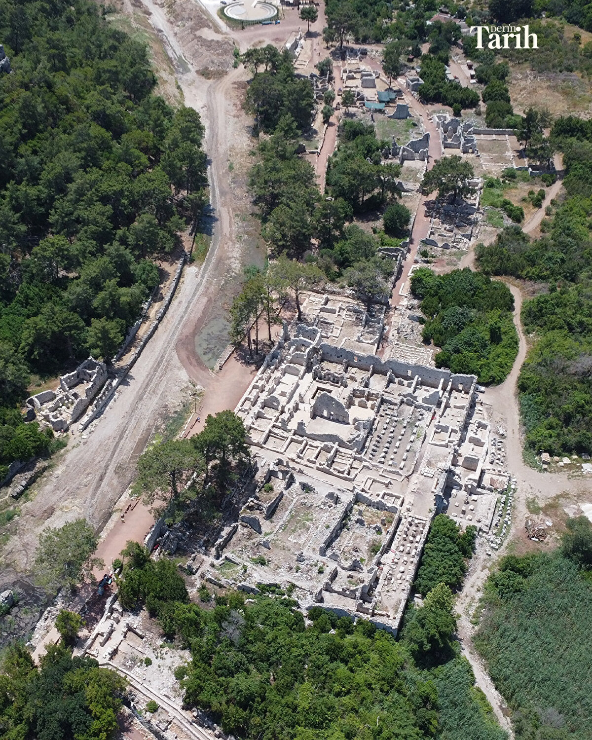Geçen yılki kazılarda Olympos'un güney nekropolünde yoğunlaştıklarını belirten Öztaşkın, "Belirlenen programımız dahilinde kentin batıdaki giriş kısmından başlayarak Nekropol ve Liman caddelerinin aksındaki yapılarda çalışmalarımızı sürdürüyoruz."