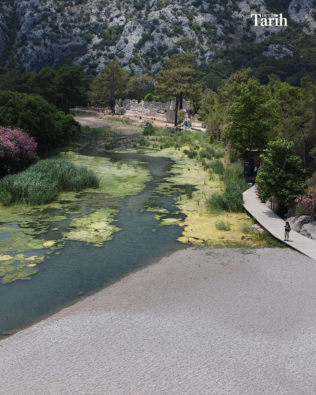 Alanda hem tonozlu mezar odaları hem de lahit içeren büyük mezar yapıları tespit edildi. Yoğun bitki örtüsü nedeniyle uzun yıllar ziyaretçilere kapalı olan bu alan, bu yıl yapılan temizlik ve düzenleme çalışmalarıyla ilk kez gezi rotasına eklendi. Yeni açılan patika yollar sayesinde ziyaretçiler, mezarlık alanında yürüyüş yaparak tarihi kalıntıları yakından görme fırsatı bulacak.