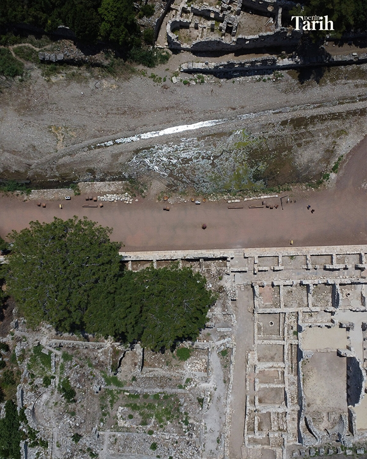Köklü tarihi, kalıntıları ve eşsiz doğası ile ziyaretçilerini büyüleyen Olympos'ta 2006'da başlayan kazılar, özellikle Kültür ve Turizm Bakanlığının "Geleceğe Miras Projesi" kapsamında her yıl aratarak devam eden ödeneklerle daha da ivme kazandı.