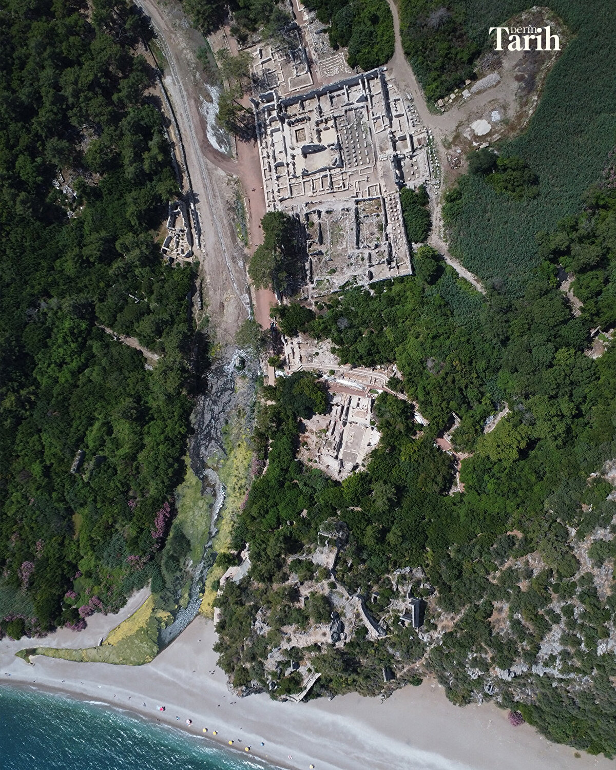 "Bu alanlarda hem Roma dönemine ait mezarlarda hem de devamı niteliğindeki erken Bizans dönemine ait sivil konut yapılarında kazılar yürüttük. Bir yandan da kent içerisinde farklı alanlarda yine tespit ve belgeleme çalışmalarımız devam etti. Tüm alandaki kazılardan sonra koruma ve onarım çalışmalarını da birlikte sürdürüyoruz." dedi.