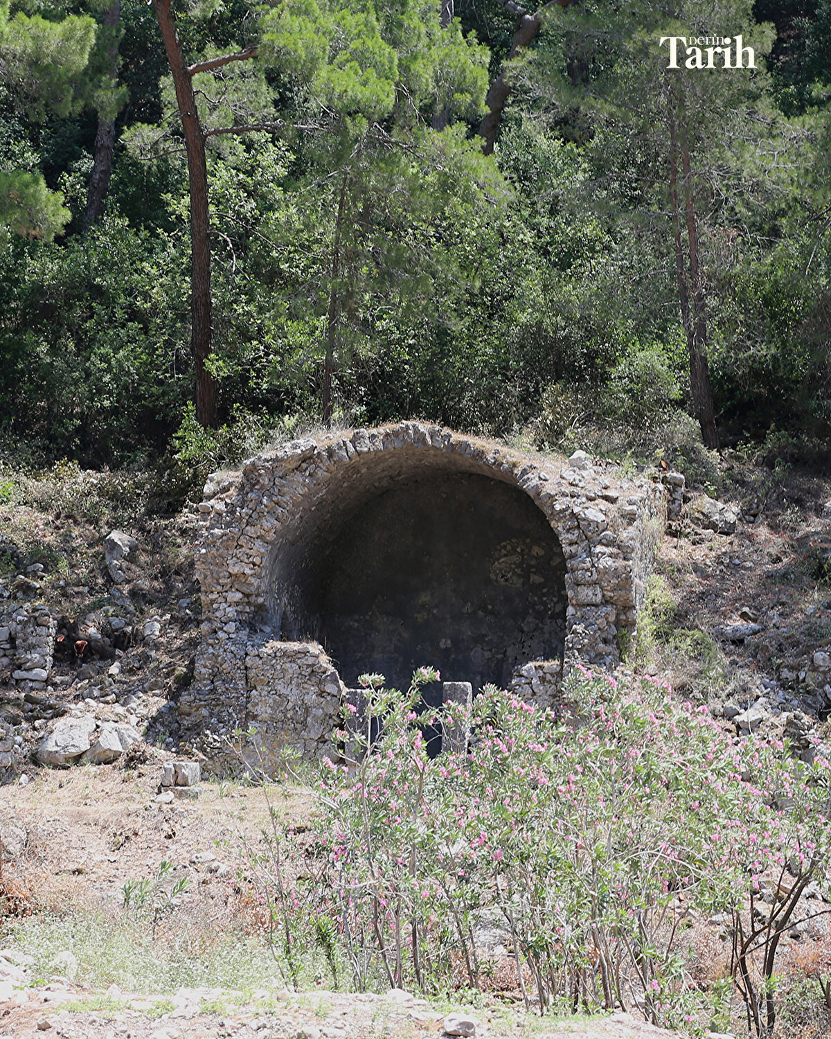 Kazı başkanı Öztaşkın, Roma dönemine ait mezarların belgeleme çalışmalarının da yapıldığını dile getirerek, "Bir yandan mezarlarda belgeleme çalışmaları, bir yandan da yazıtlar üzerine epigrafik çalışmalar yapıyoruz."