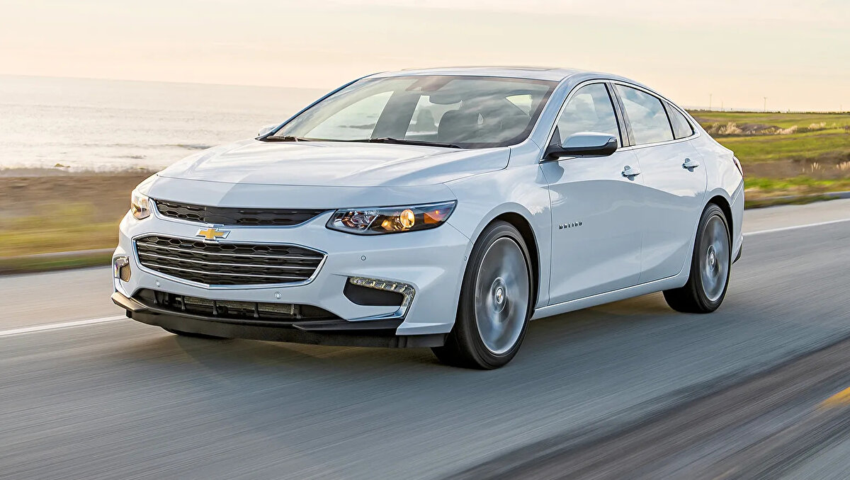 10. 2016 Chevrolet Malibu 2.5<br><br>Yakıt Tüketimi (Uzun Yol): 7,1 L100 km<br>Menzil: 687 km<br>Modern çizgileri ve oldukça sessiz kabin yapısıyla öne çıkan Malibu, uzun yolculuklarda yumuşak süspansiyonuyla konforu ön plana çıkarıyor. Geniş iç hacmi, sarsıntısız motoru ve kullanıcı dostu multimedya sistemi sayesinde sürücüsüne keyifli bir seyahat sunuyor.