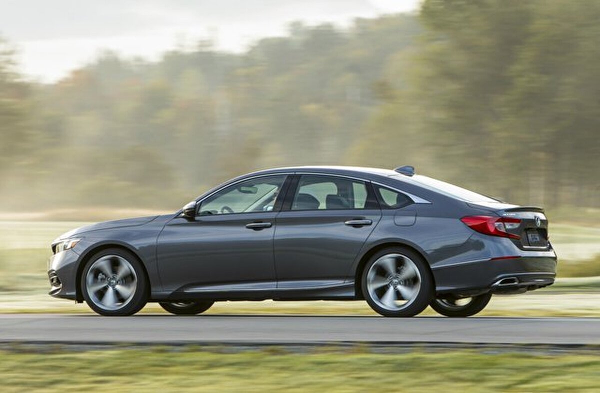 Uzun yolda direksiyon başına geçtiğinizde aradığınız şey yalnızca bir araç değil; sizi yormayan, yakıtı cimri kullanan, sürüş keyfini maksimuma çıkaran bir yol arkadaşıdır. Özellikle ikinci el araç piyasasında bu dengeyi tutturmak zor olabilir. Ancak bazı sedan modeller, hem yakıt verimliliği hem de konfor açısından uzun mesafe sürüşlerde öne çıkıyor. Tek depo yakıtla yüzlerce kilometre yapabilen bu araçlar, sürücülerin hem cebini koruyor hem de yolda geçirdiği zamanı daha keyifli hale getiriyor. Topspeed’in derlemesine göre, işte hem ekonomik hem de konforlu sürüş sunan en iyi 10 uzun yol arabası...