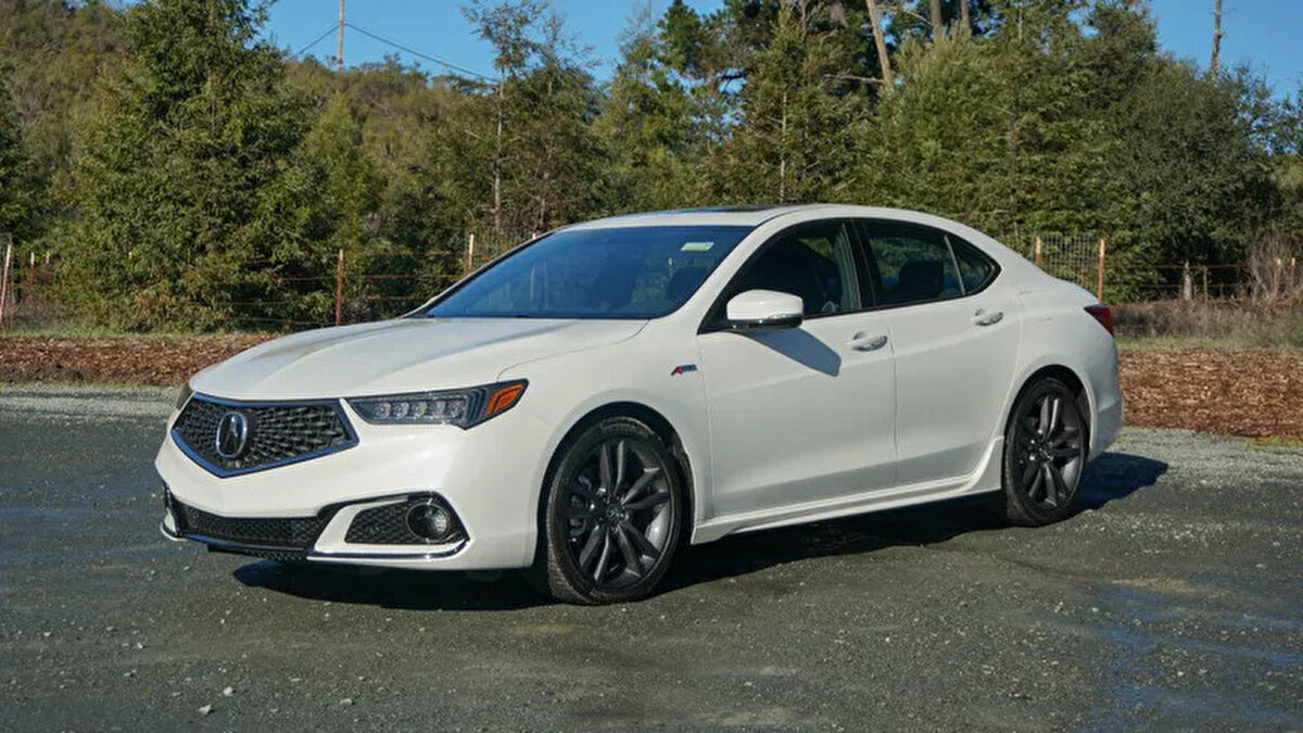 5. 2018 Acura TLX 2.4<br><br>Yakıt Tüketimi (Uzun Yol): 7,1 L100 km<br>Menzil: 746 km<br>Sade ve sofistike tasarımıyla dikkat çeken TLX, teknolojik özellikleri ve sessiz sürüş karakteriyle ön plana çıkıyor. Çift ekranlı bilgi-eğlence sistemi ilk etapta alışma süreci gerektirse de, sunduğu kalite hissi oldukça tatmin edici.