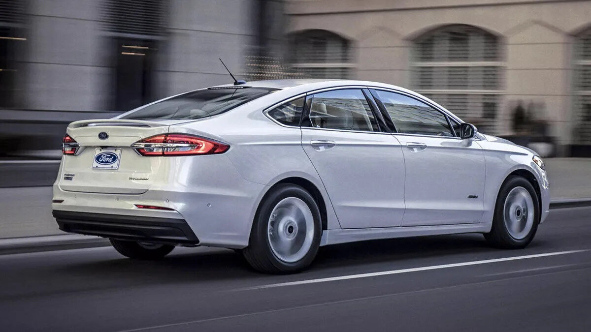 9. 2020 Ford Fusion SE<br><br>Yakıt Tüketimi (Uzun Yol): 6,9 L100 km<br>Menzil: 717 km<br>Ford’un sedan segmentindeki güçlü temsilcilerinden biri olan Fusion SE, konforlu yapısı ve dengeli sürüş karakteriyle dikkat çekiyor. Akıllı teknolojileri, ferah kabini ve ergonomik koltukları sayesinde uzun süre direksiyonda kalan sürücüyü yormuyor.