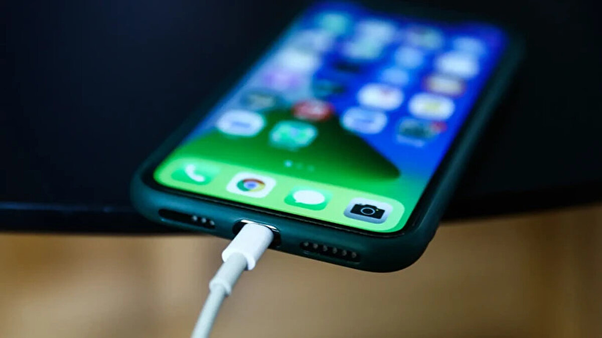 iPhone pil ömrünü uzatan ayar<br><br>Batarya kullanım sürenizi uzatmak için gerçekleştireceğiniz ayar birkaç adımdan oluşuyor. İlk olarak telefonunuzun ayarlar kısmına girin ardından erişebilirlik > hareketler > hareketleri azalt seçeneğini aktif edin.<br><br>Bu sayede iPhoe animasyon geçişleri azalacak ve işlemci daha az zorlanarak pil tüketimini azaltacak. Özellikle eski model bir iPhone kullanıcısıysanız bu ayarı mutlaka yapmalısınız.