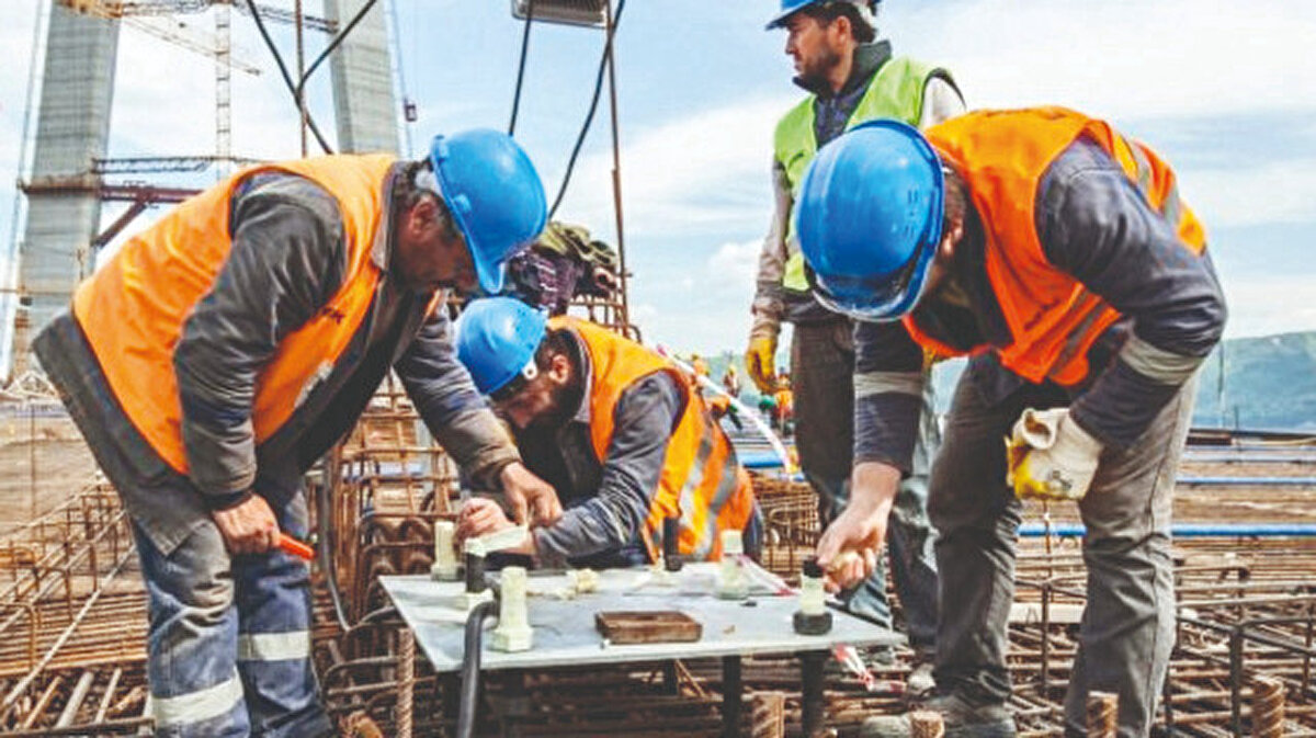 Geçtiğimiz haftalarda hükümet, kamu işçileri için 2025 yılı ilk altı ayında yüzde 16, ikinci altı ayında yüzde 8 oranında zam önermişti. 2026 yılı için ise ilk altı ayda yüzde 7, ikinci altı ayda ise yüzde 5’lik artış teklif edilmişti. 