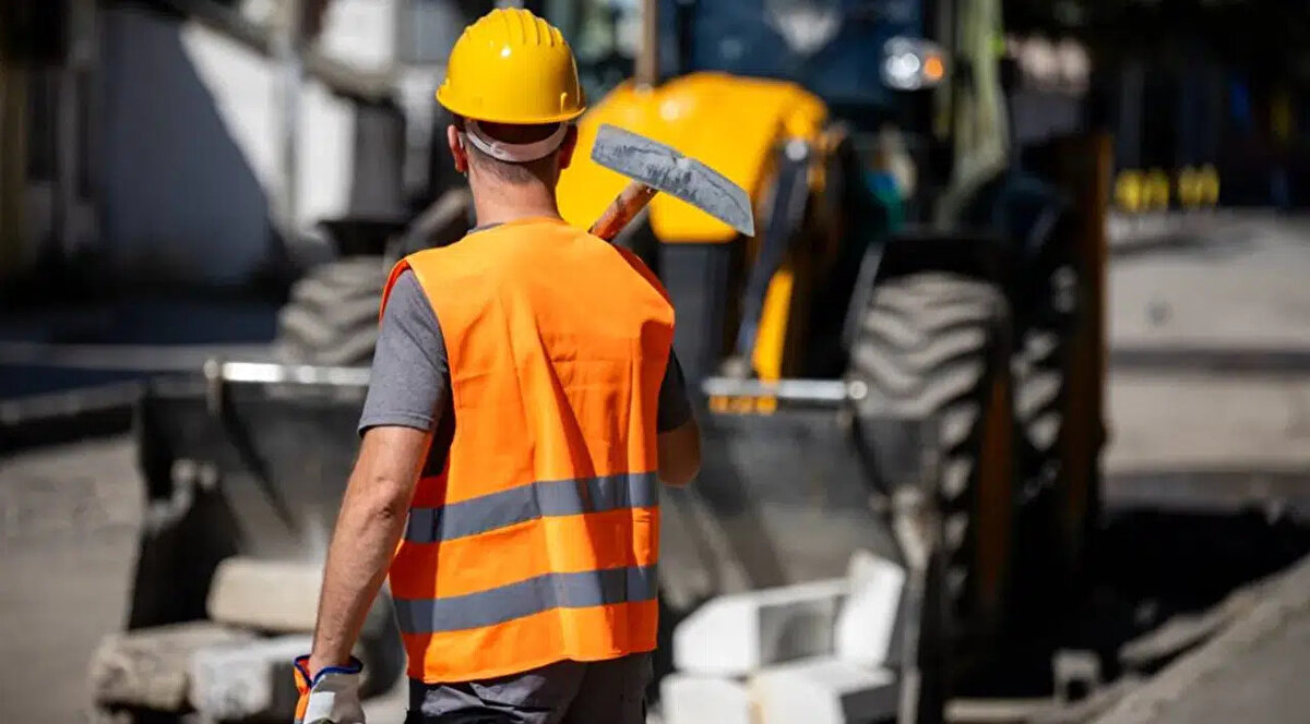 Kamu kurumlarında çeşitli birimlerde işçi olarak çalışan binlerce kamu işçisi 'toplu iş sözleşmesi zammı son durum ne?' sorusunu araştırıyor. Kamu kurum ve kuruluşlarındaki 600 bine yakın işçiyi kapsayan 2025 Yılı Kamu Toplu İş Sözleşmeleri Çerçeve Protokolü görüşmeleri süreci devam ediyor. Geçtiğimiz günlerde hükümet zam teklifini duyurmuştu. Ardından ikinci zam teklifi süreci başladı. Peki 4-D 600 bin kamu işçisi zammı belli oldu mu, ne zaman belli olacak? İşte detaylar...