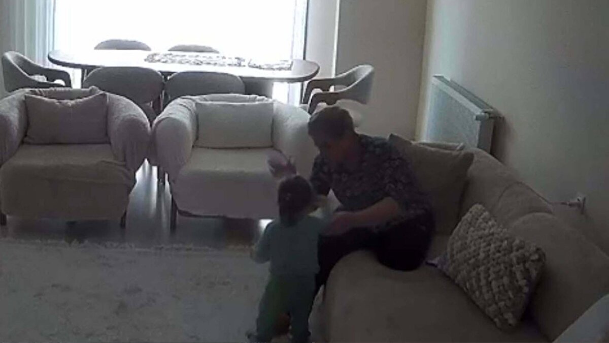 Olay, 22 Nisan'da Efeler ilçesi Ata Mahallesi'ndeki Melisa Park Sitesi'nde meydana geldi. Sağlık çalışanı Ö.K. ve eşi M.K., yaklaşık 4 ay önce çocukları Ranuna Havin K.'nin bakımını üstlenmesi için Hatice Kaplan ile anlaştı. Bir süre sonra çocuğun vücudunda morluklar fark eden aile, durumdan şüphelenip evlerine güvenlik kamerası yerleştirdi. Bir süre sonra kaydedilen görüntüleri izleyen çift, Kaplan'ın Ranuna Havin K.'yi kolundan tutup koltuğa fırlattığını gördü. Çift, polis merkezine gidip şikayetçi oldu. Gözaltına alınan Kaplan, tutuklandı.