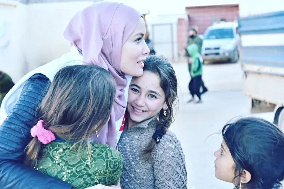 Gamze Özçelik, Umuda Koşanlar Derneği olarak kurdukları fırınla Gazze'de her gün zor şartlarda ekmek dağıtıyordu. Ancak fırın önceki gün bombalandı.