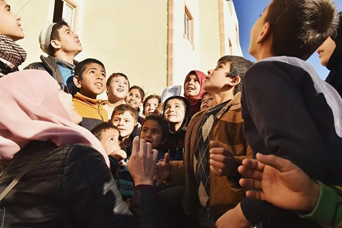 Perişan olan Özçelik "İsrail'in saldırıları sonucu ekmek fırınlarımızdan biri bombalandı. 3 kardeşimiz şehit düştü. Üzgünüz; bir o kadar da çaresiziz" dedi.