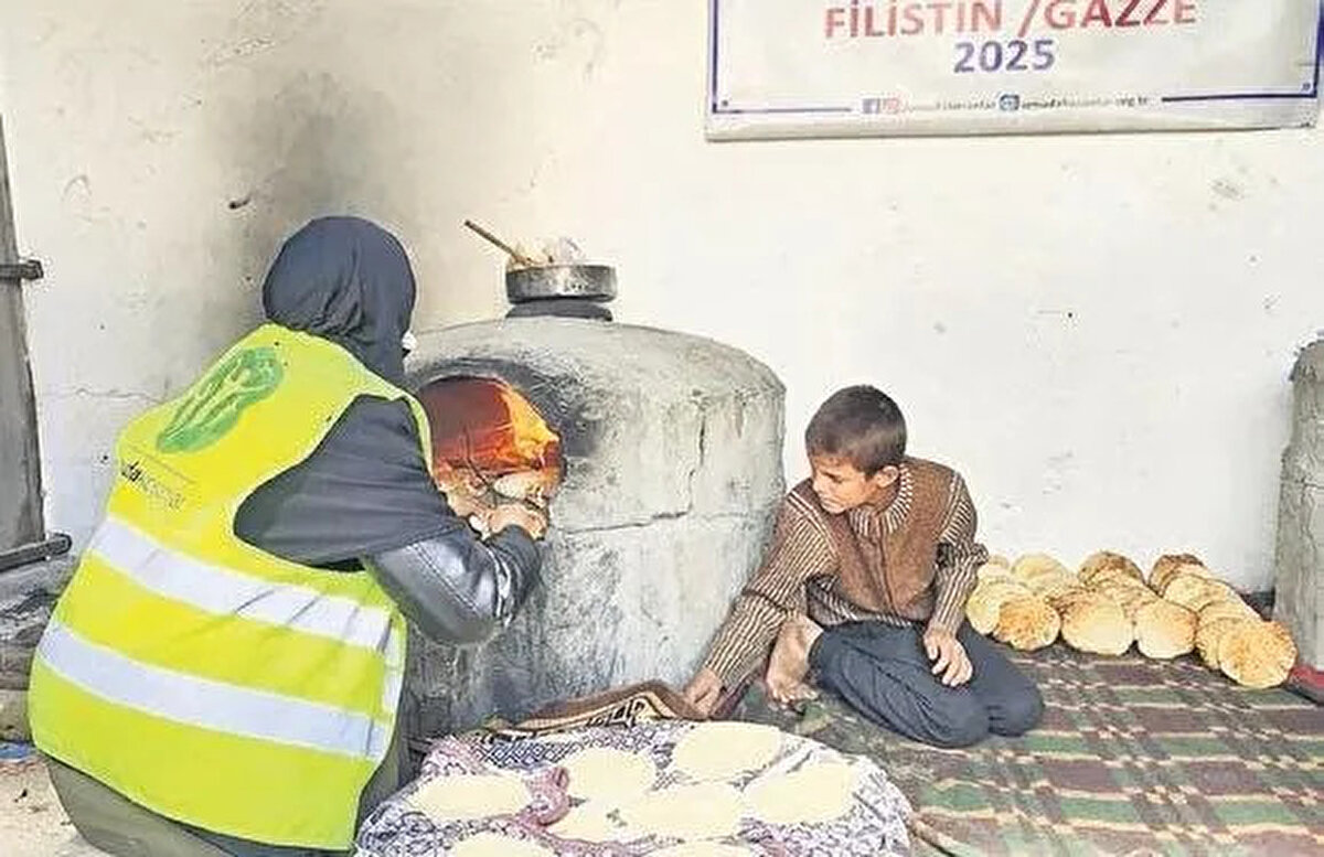 Özçelik ve derneğinin hayatta kalmaya çalışan sivillere umut olmak için kurduğu ve her gün taze ekmek dağıttığı fırın bombalandı.<br><br>Özçelik "İsrail'in saldırıları sonucunda ekmek fırınlarımızdan birinin bombalandığını, fırın çalışanlarından 3 kardeşimizin şehit düştüğünü üzülerek öğrenmiş bulunmaktayız."