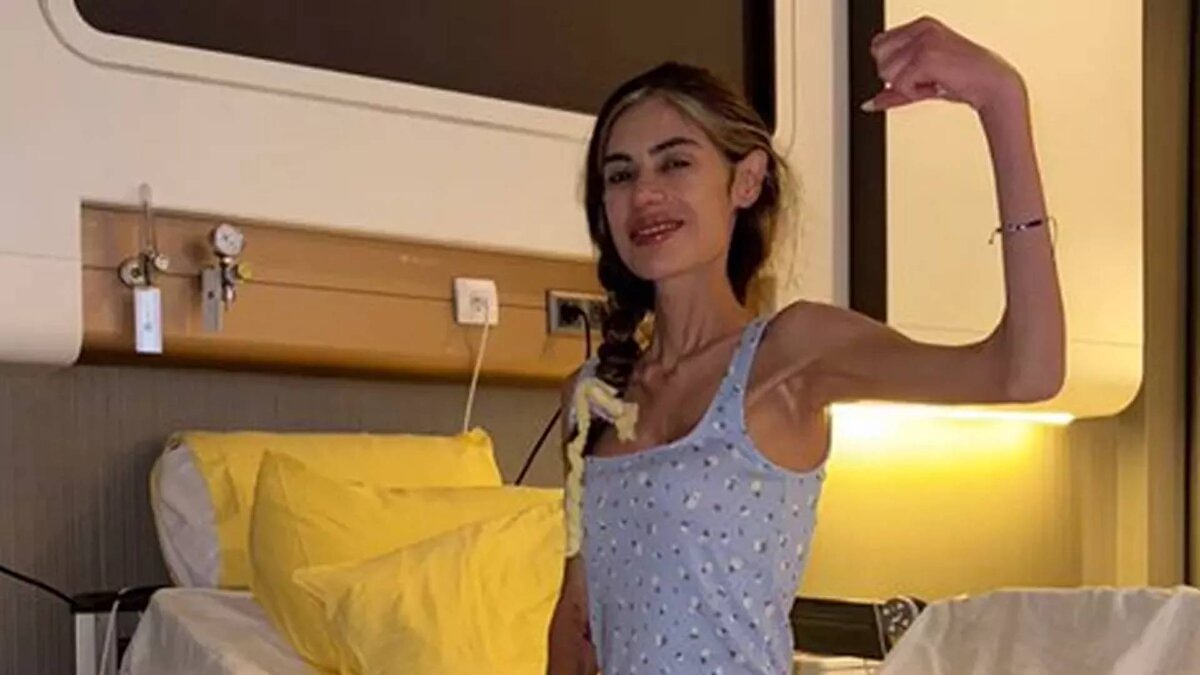 Nihal Candan'ın ayrıca 23 kiloya kadar düştüğü ve durumunun da kritik olduğu belirtildi.<br><br>Umut Candan geçtiğimiz günlerde kızının durumunu anlatırken "Hastanesini değiştirmeyi düşünüyorum. Psikolojik olarak da daha iyi tedavi olacağı bir hastaneye götürmeyi düşünüyorum" demişti.