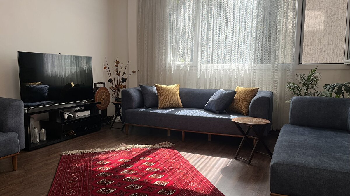 İsrail'in İran'a yönelik bombardımanı sürerken, başkent Tahran'daki birçok kişi, yollar tıkanmış, yakıt kuyrukları uzamış olsa da kaçmayı göze aldı.<br><br>Geri döndüklerinde evlerini yerinde bulup bulamayacaklarını bilmeden yola çıktılar.<br><br>Bir sosyal medya kullanıcısı şöyle yazdı:<br><br>"Sevdiklerimden kalan hatıraları ve temel ihtiyaçları topladım, çiçeklerimi suladım ve yola çıktım. Eğer bir daha dönüp dönemeyeceğini bilmeden evden ayrılıyorsan… bu, dayanılmaz derecede zor."