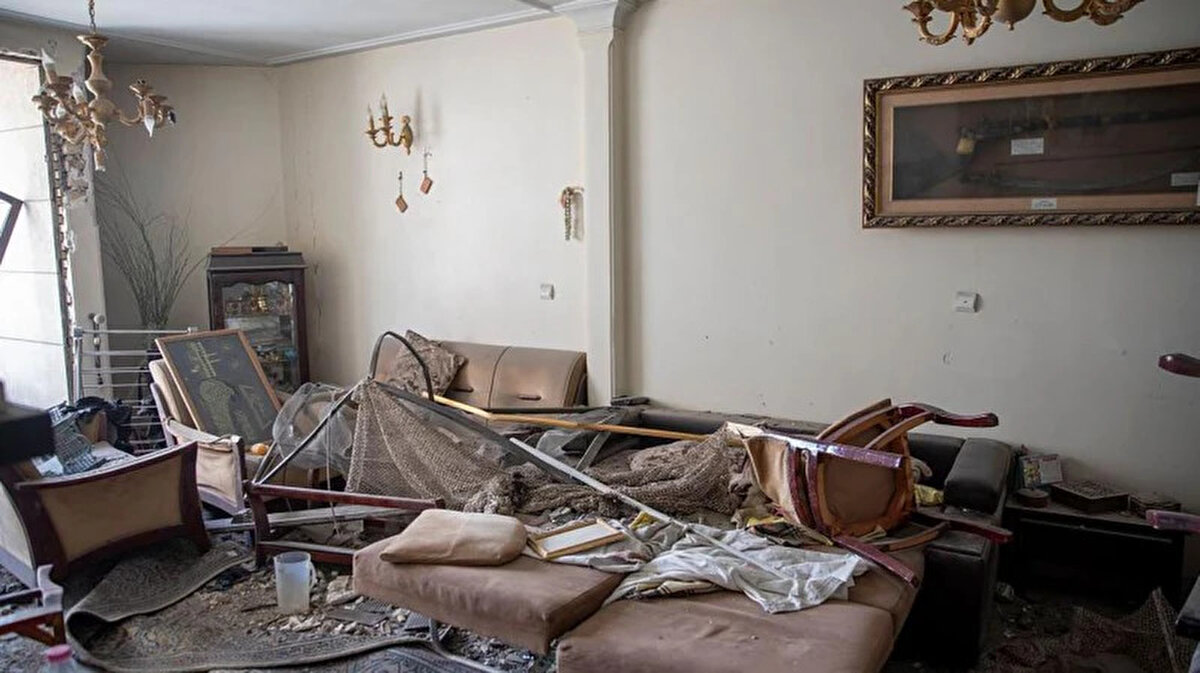 Bir kullanıcı ise çalışma masasının fotoğrafını paylaştı. Fotoğrafta bilgisayar, kulaklıklar yerli yerinde duruyordu.<br><br>Altına şunu yazdı:<br><br>"Uğruna uykusuz kaldığım, saçlarımı ağartan şeylere veda ettim. Umuyorum ki döndüğümde hâlâ yerlerinde olurlar."<br><br>10 milyonluk bu kentin bir sakini, başkente üniversite ve iş hayalleriyle geldiğini yazdı ve "Evdeki her şeyi sevgiyle ve emekle aldım, yerleştirdim. Sessizce veda ettim. Bir gün tekrar bu güzel, güvenli yuvama dönebilmeyi diliyorum," dedi.<br><br>Trump'tan Tahran için çağrı: 'Herkes kenti derhal tahliye etmeli'