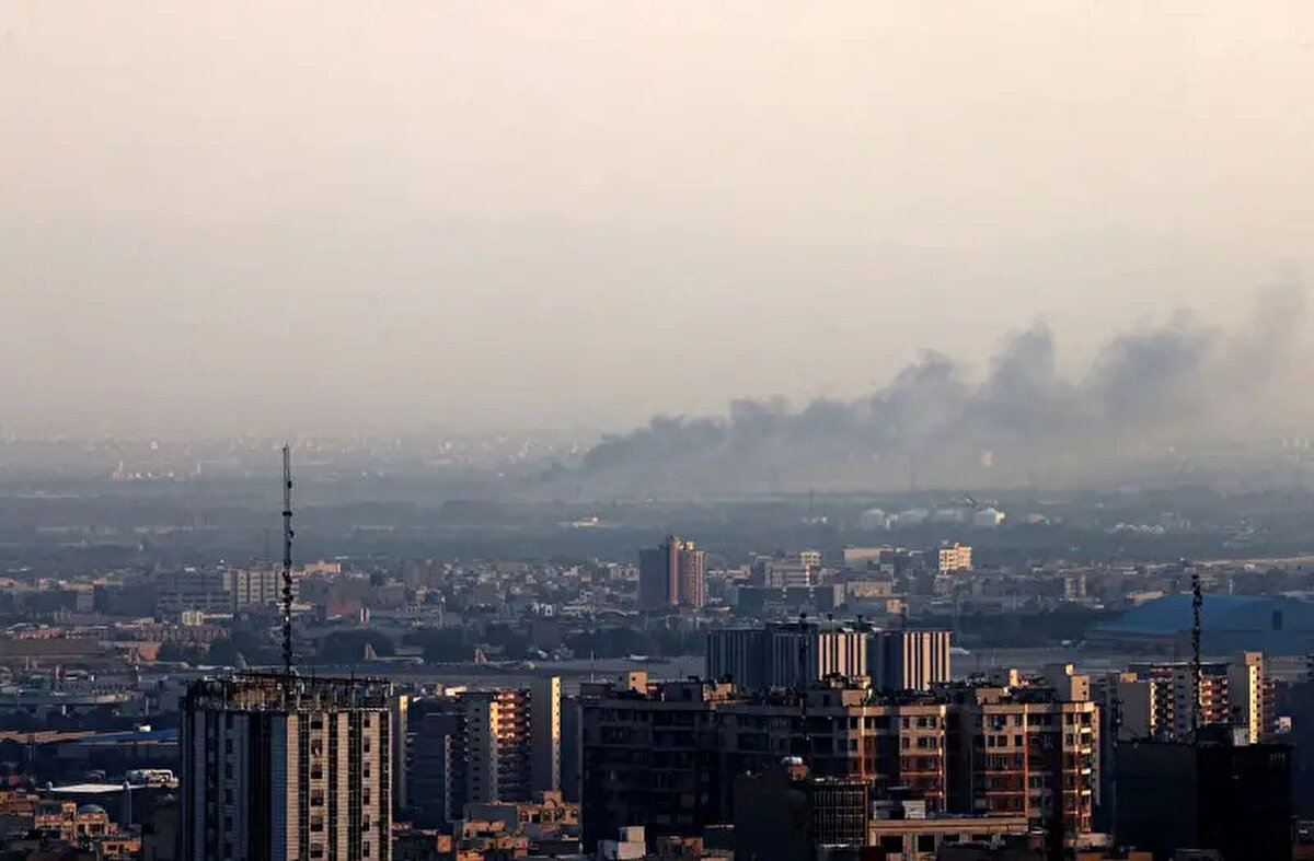 Başka bir kadın ise bekar olduğunu ve 800 km uzaklıktaki ailesinin yaşadığı Şiraz'a tek başına gitmeye cesaret edemediğini söyledi:<br><br>"Aracım var ama Tahran'dan ayrılmakta en büyük korkum, mesafenin uzunluğu, yakıt kıtlığı ve arabada çıkabilecek arızalar."<br><br>Tahran'dan ayrılan arkadaşlarının trafikte saatlerce mahsur kaldığını da sözlerine ekledi:<br><br>"Normalde 10–12 saat süren yolculuk, onlara 20 saat sürdü. Otobüs bileti de yok zaten."