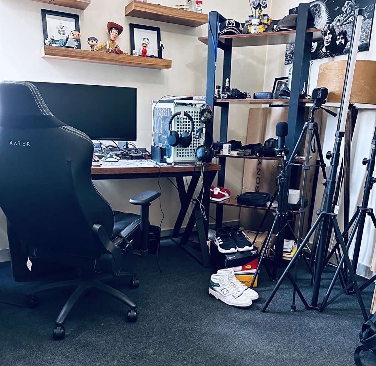 Tahran'ı terk etmeye çalışan insanlar nedeniyle kent genelinde yoğun bir trafik hakim (15 Haziran)<br>BBC muhabirleri, İran hükümetinin uyguladığı kısıtlamalar nedeniyle ülke içinden haber geçemiyor. Ancak bazı İranlılar yaşadıklarını BBC Farsça Servisi ile iletişime geçerek aktardı.<br><br>Bazı Tahranlılar ise kalmaya karar verdi. Yaşlı anne babaları, küçük çocukları, sağlık sorunları ya da gidecek yerleri olmadığı için.<br><br>BBC Farsça Servisi'ne konuşan bir kadın, hamile olduğunu ve küçük bir kızı olduğunu söyledi:<br><br>"Bu trafikte nasıl hayatta kalabilirim? Her şeyim burada kurulu... Nereye gidebilirim ki?"