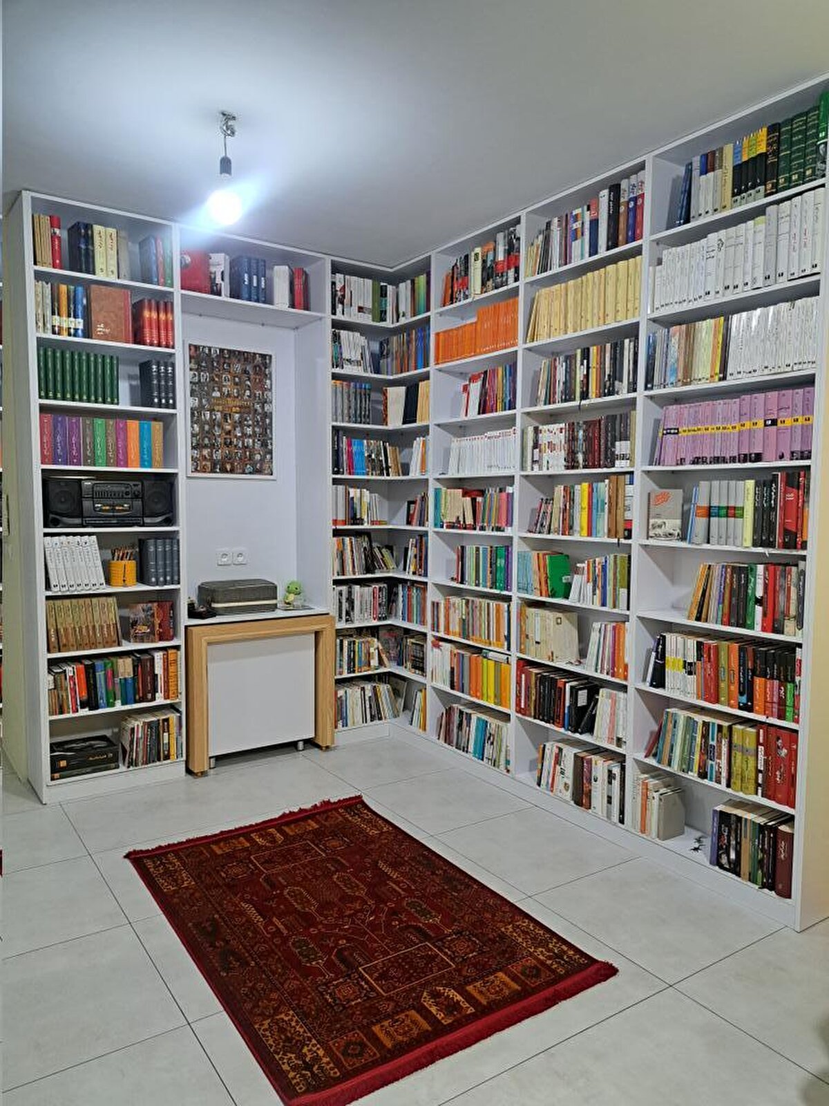 Kendini 40 yaşında ve iki küçük çocuk annesi olarak tanıtan bir kadın BBC'ye şöyle konuştu:<br><br>"Ben hiçbir yere gitmiyorum. Açık konuşayım: Artık o kadar yorgunum ki, gidip sonra döndüğümde her şeyin yıkıldığını görmek istemiyorum.<br><br>"Yıllardır çok çalıştım. Pandemisiydi, enflasyonuydu… Her şeye rağmen. Bugün bulunduğum yere kolay gelmedim. Eğer her şey mahvolacaksa, çocuklarımla birlikte evimizle gitmeyi tercih ederim. Çünkü yeniden başlama gücüm kalmadı."<br><br>Aynı ikilem, yurtdışında yaşayan milyonlarca İranlı tarafından da derinden hissediliyor.<br><br>Sevdiklerinin durumunu öğrenmeye çalışırken, kesintili internet bağlantılarıyla onlara ulaşmaya çalışıyorlar.