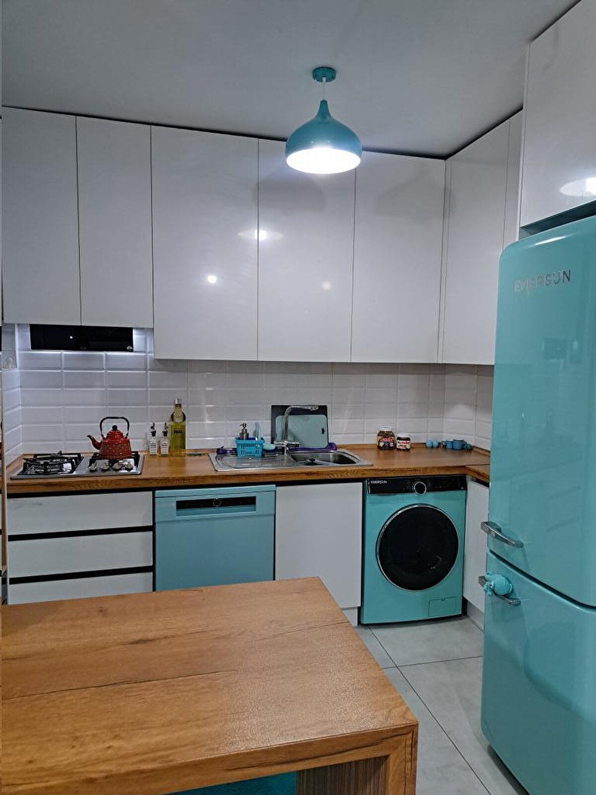 <br>Bir Instagram kullanıcısı şöyle yazdı:<br><br>"Göçün en zor yanı hasretti sanıyorduk. Ama şimdi savaşla birlikte, uzakta olmanın gerçek kaygısının ne demek olduğunu öğrendik."<br><br>Yurtdışındaki bazı İranlılar, ailelerinin tüm ısrarlara rağmen ayrılmayı reddettiğini söyledi.<br><br>Bu mesajlara yanıt olarak başkentte yaşayan biri şöyle yazdı:<br><br>"Bazı insanların parası yok. Bazılarının gidecek yeri yok. Bize sadece 'gidin' demeyin."