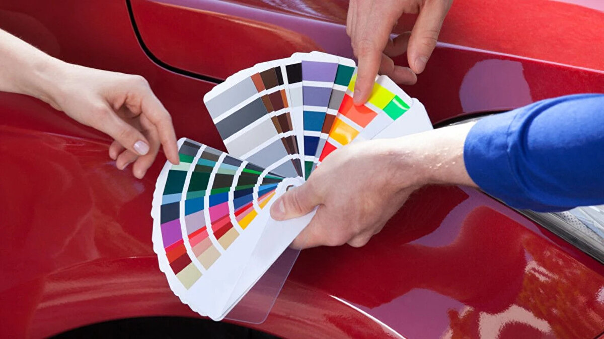 Crossover SUV’larda:<br><br>Siyah renk yüzde 33,6 ile zirvede. Ardından yüzde 33,4 ile kahverengi ve yüzde 33,2 ile beyaz geliyor.