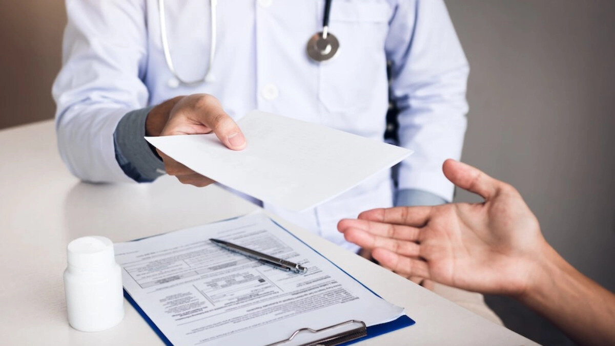 Sağlık raporu düzenlemesine göre Aile hekimliklerinde düzenlenen özel amaçlı raporlar için ödeme yapılması gerekecek. Yeni tarifeye göre, genel muayene kapsamında düzenlenen zorunlu sağlık raporları ücretsiz olmaya devam edecek. Fakat, ehliyet başvurusu, sporcu lisansı, işe giriş ve silah ruhsatı gibi özel amaçlı raporlar artık ücretli olacak. Peki ehliyet için sağlık raporu ne kadar olacak? İşte sağlık raporu ücretleri ve ödeme ekranı...