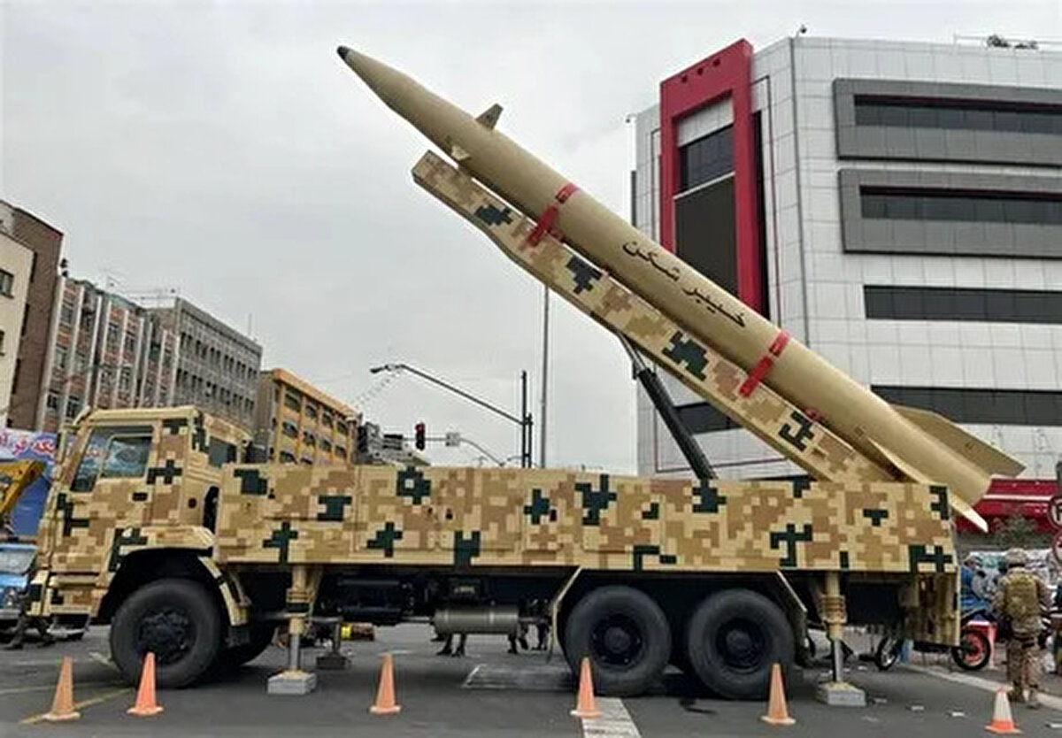  İran'ın Füze Envanteri<br>2025 itibariyle İran’ın 3.000’den fazla balistik füze taşıdığı tahmin ediliyor.<br><br>Envanterde kısa, orta ve uzun menzilli füzeler mevcut.<br><br>Fırlatma sistemleri mobil ve sabit altyapılara entegre edilmiş durumda.