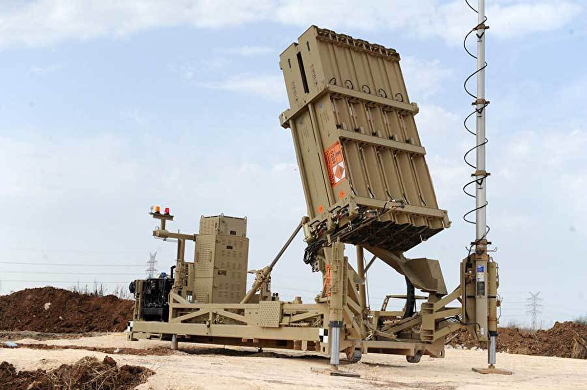  İsrail’in Hava Savunması: Iron Dome ve Arrow<br>Iron Dome: Kısa menzilli tehditlere karşı etkili.<br><br>Arrow-2 / Arrow-3: Balistik füzelere karşı özel sistemler.<br><br>İsrail aynı anda onlarca füzeye karşı karşılık verebiliyor.