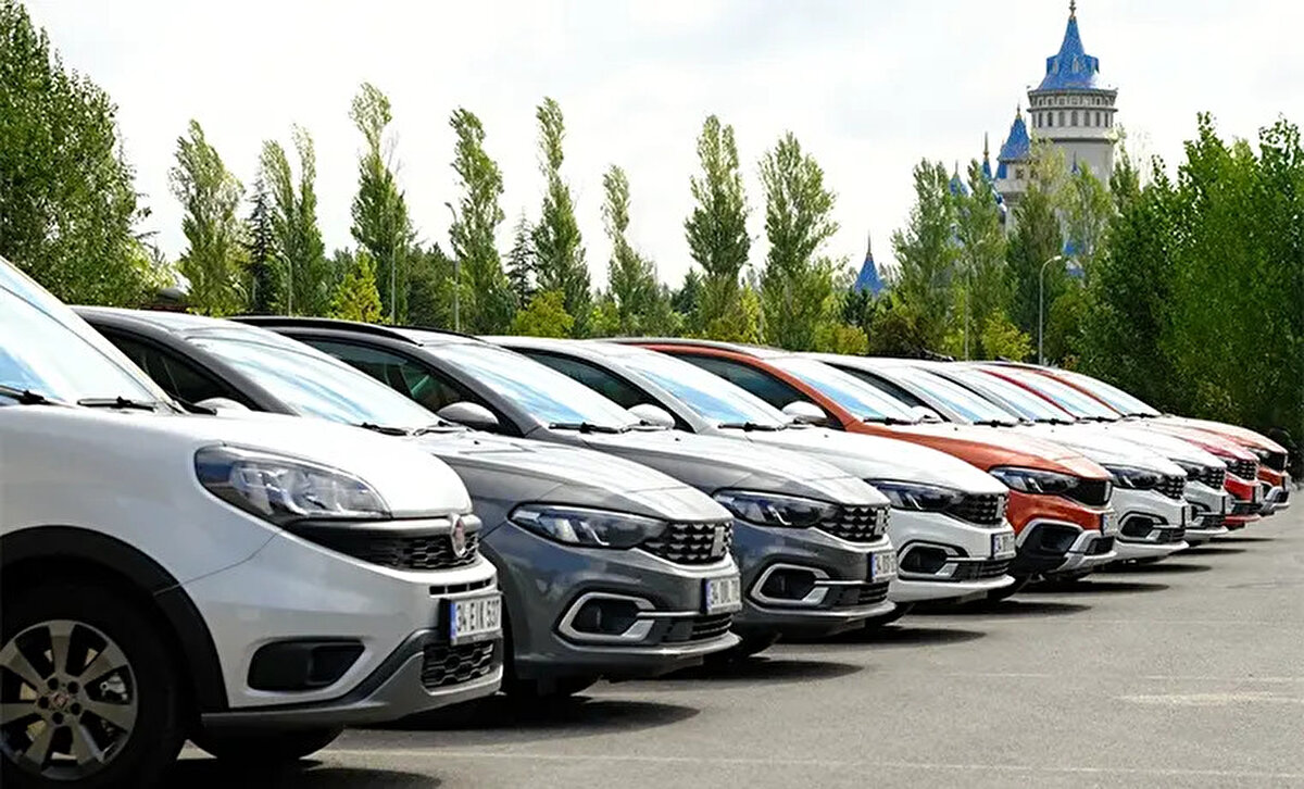 Hibrit ve 2000 cc üzeri araçlarda vergi artışı kapıda<br><br>Yeni düzenlemenin en çok etkileyeceği araçlar ise hibrit olup 2000 cc ve üzeri motor hacmine sahip modeller olacak. Bu araçlarda uygulanan yüzde 130’luk ÖTV oranı, yüzde 150’ye yükseltilecek.<br><br>ÖTV artışı sonrası KDV de eklendiğinde, bu araçların fiyatlarında yaklaşık yüzde 30’a varan zam bekleniyor. Lüks hibrit araç almak isteyenlerin bu zamma hazırlıklı olması gerekiyor.