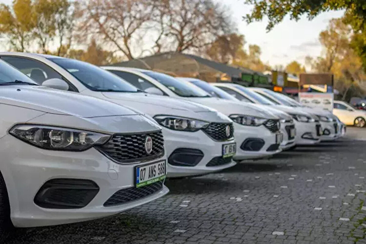 Türkiye'de otomobil fiyatlarını doğrudan etkileyen ÖTV oranları yeniden düzenleniyor. Hibrit ve pick-up araçlara büyük zam yolda! İşte detaylar...