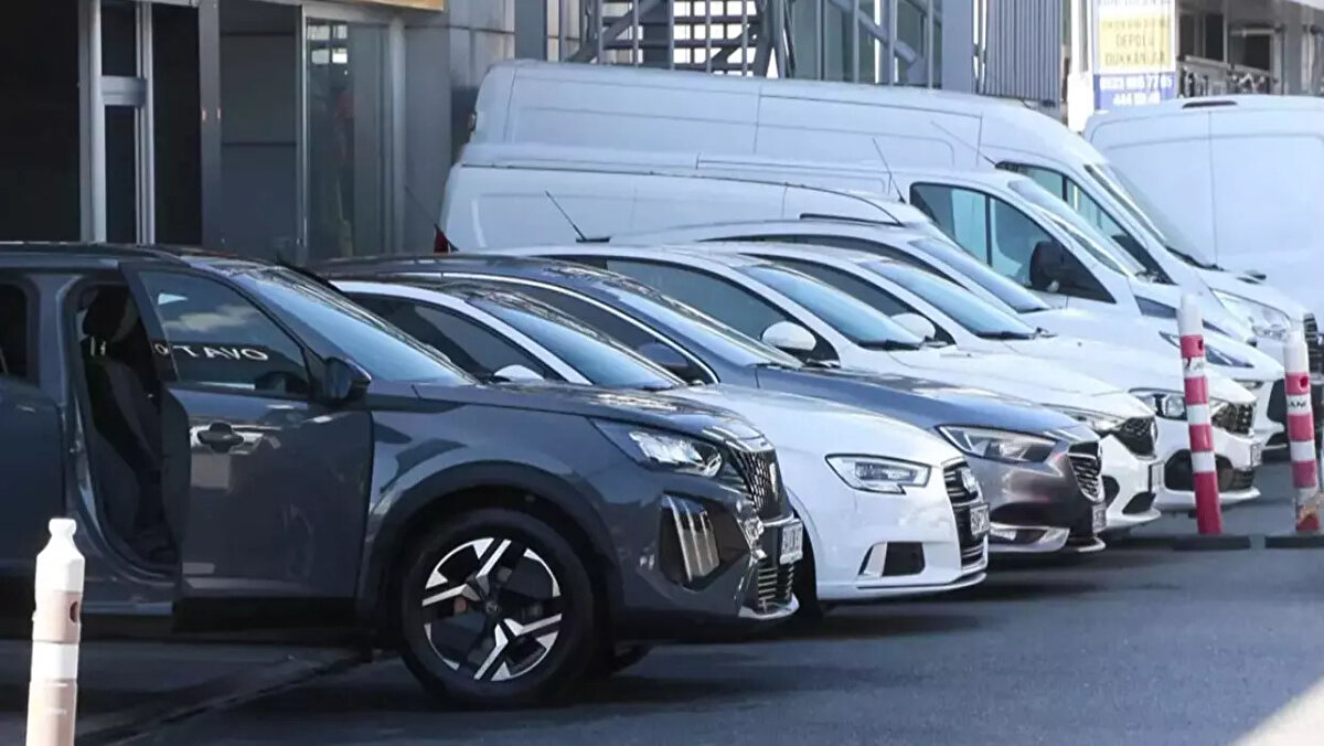 1600 cc altı araçlarda ÖTV sabit kalacak<br><br>Mevcut sistemde yüzde 45, 50, 60, 70 ve 80 olarak uygulanan ÖTV oranları, önerilen düzenlemeyle yalnızca yüzde 80 olacak şekilde tek orana indiriliyor. Ancak bu değişiklik, fiiliyatta herhangi bir fiyat artışı yaratmayacak. Çünkü uzun süredir 1600 cc altı araçların tamamına zaten yüzde 80 oranında ÖTV uygulanıyordu.<br><br>Bu nedenle, sıfır otomobil fiyatlarında herhangi bir artış beklenmiyor. Ancak sektördeki spekülatif yorumlar, ikinci el araç piyasasında kısa süreli dalgalanmalara yol açmış durumda.