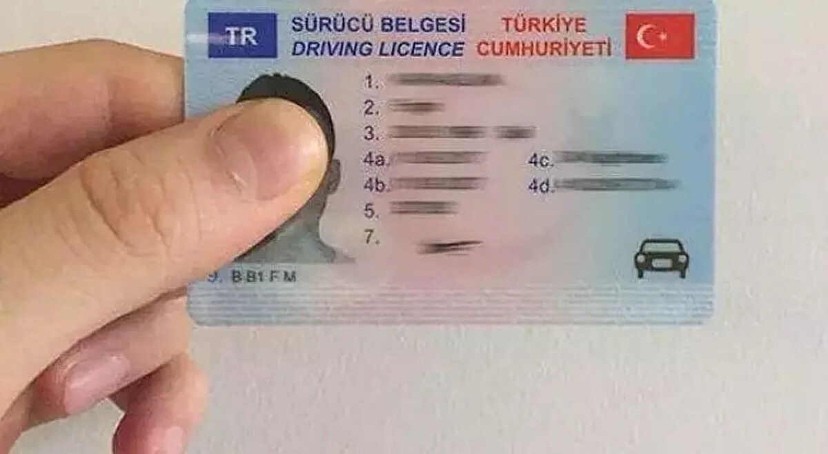 Randevu bulmak gittikçe zorlaşıyor<br><br>Nüfus ve Vatandaşlık İşleri Genel Müdürlüğü (NVİ), işlemlerini son günlere bırakan vatandaşların randevu bulmakta güçlük çekeceğini ve hizmet sürelerinin uzayacağını belirtiyor. Müdürlüklerdeki yoğunluk nedeniyle randevu tarihleri ileri günlere sarkarken, başvuruların erkenden yapılması hem zaman hem de maddi açıdan avantaj sağlıyor.