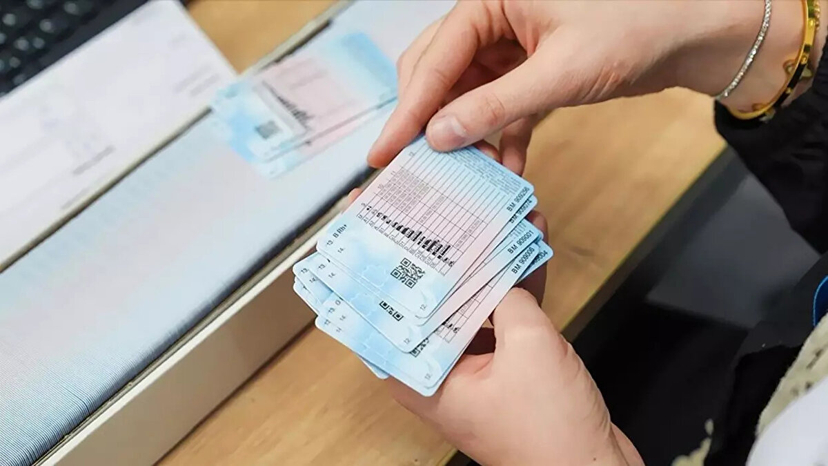 Ehliyet yenileme işlemi nasıl yapılır?<br><br>Randevu Alın: https://randevu.nvi.gov.tr adresinden, Alo 199 çağrı merkezi ya da NVİ mobil uygulaması aracılığıyla randevu oluşturun.<br><br>Gerekli Belgeleri Hazırlayın:<br><br>Eski ehliyet<br><br>15 TL’lik ödeme dekontu<br><br>2 yıl geçerli sağlık raporu<br><br>Son 6 ay içinde çekilmiş 1 biyometrik fotoğraf<br>Müdürlüğe Gidin: Randevu gününde belirlenen nüfus müdürlüğüne giderek işlemlerinizi yapın. Randevusuz başvurular da kabul ediliyor ancak uzun süre beklemeniz gerekebilir.<br><br>Geçici Belge Alın: İşlem sonrası geçici sürücü belgesi veriliyor. Bu belgeyle yeni ehliyet gelene kadar araç kullanabilirsiniz.<br><br>Yeni Ehliyet Teslimi: Yeni tip ehliyetiniz, başvuru sırasında belirttiğiniz adrese PTT ile teslim ediliyor. Teslim süresi il merkezlerinde 1 gün, ilçelerde ise 4 günü bulabiliyor.