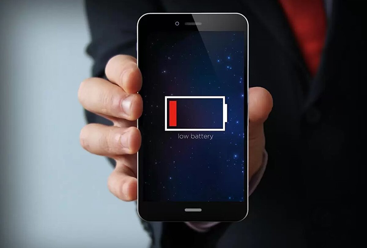 Peki %20'de neden kapanıyor?<br><br>Ancak her zaman işler bu kadar cömert ilerlemez. Telefonların %20 şarj seviyesinde ansızın kapanmasının arkasında genellikle iki temel neden bulunur: