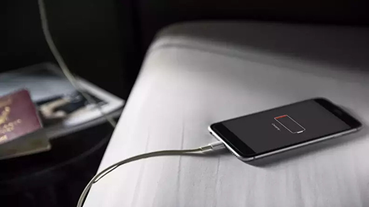 Öncelikle bilinmesi gereken önemli bir detay var: Telefonunuzun şarj yüzdesi, bataryadaki enerjinin birebir ölçümünü yansıtmaz. Cihazın işletim sistemi, batarya voltajı ve sıcaklık gibi verileri analiz ederek kalan şarj miktarını tahmin eder. Yani telefonunuz “%50 şarjım var” dediğinde, bu bir teknik analiz sonucudur, kesin bir doğruluk taşımaz.