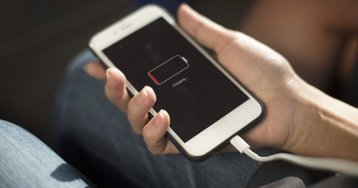 %1 şarjda kullanmak zararlı mı?<br><br>Evet, bataryayı sürekli tamamen tüketmek Lityum-iyon yapıya sahip pillerin kimyasına zarar verebilir. Bu durum batarya ömrünü kısaltır. Zorunlu olmadıkça bu alışkanlıktan kaçınılması önerilir.